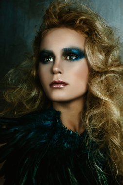 Kuş parlak makyaj, altın ile görüntü güzel kız ha