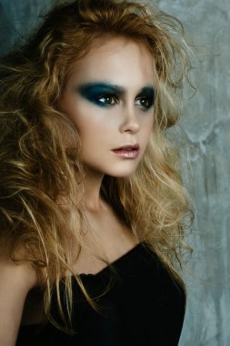 Kuş parlak makyaj, altın ile görüntü güzel kız ha