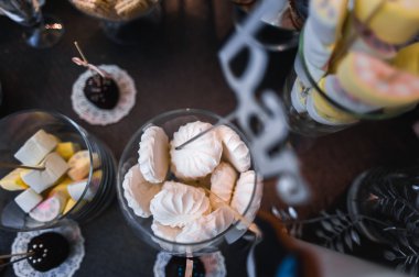 Çikolata düğün töreni ile farklı şekerler çok üzerinde bir