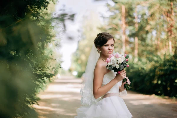 Krásná nevěsta žena portrét s svatební kytice pózuje v ní — Stock fotografie