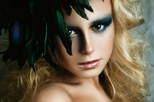 Schöne Mädchen in das Bild von Vogel mit hellem Make-up, Gold ha — Stockfoto