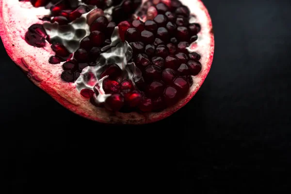 Deliciosa fruta de granada sobre fondo negro — Foto de Stock