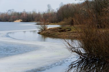 Doğa arka plan bahar manzara ve göldeki eriyen buz ile.