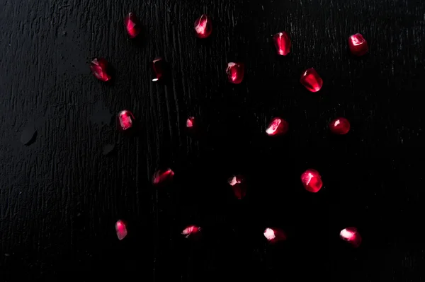 Delicioso fruta romã no fundo preto — Fotografia de Stock