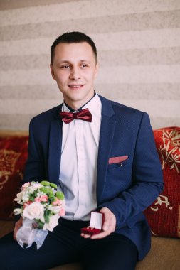 Damat sabah onun düğün için hazırlanıyor