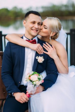 Gelin düğün günü açık o sarılma damat bir yanak öpüşme