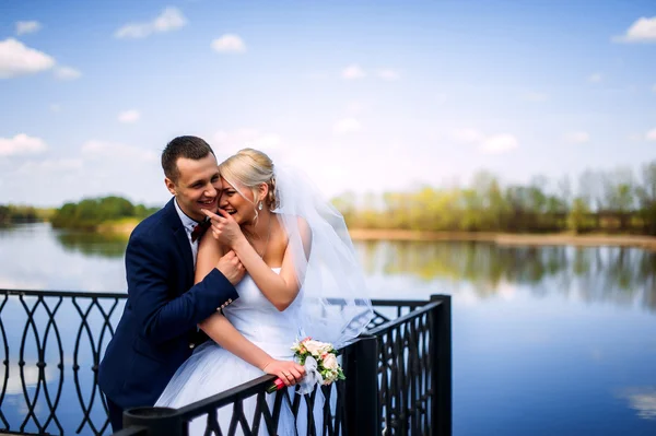 Щасливий і красивий наречений і ніжний поцілунок нареченої на весняному виїзді — стокове фото