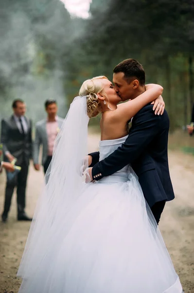 Casamento casal com fumaça de cor no parque de verão . — Fotografia de Stock