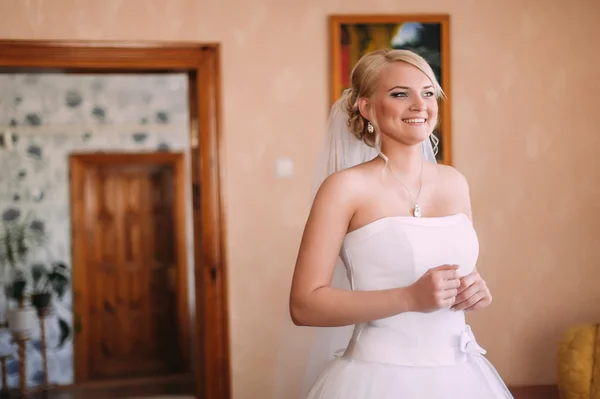Porträt der schönen Braut, die zu Hause auf einen Bräutigam wartet — Stockfoto