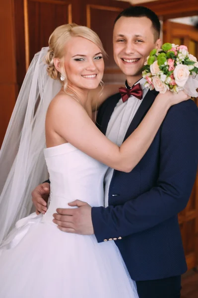 Retrato de novia hermosa esperando a un novio en casa en weddi —  Fotos de Stock