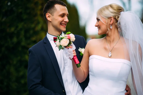 Noiva e noivo no dia do casamento abraçando ao ar livre na natureza da primavera — Fotografia de Stock