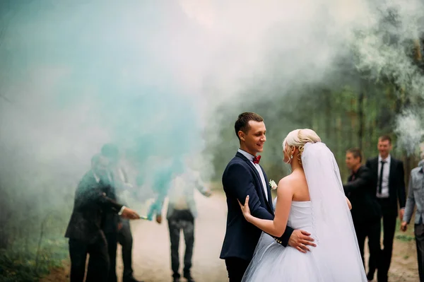 Casamento casal com fumaça de cor no parque de verão . — Fotografia de Stock