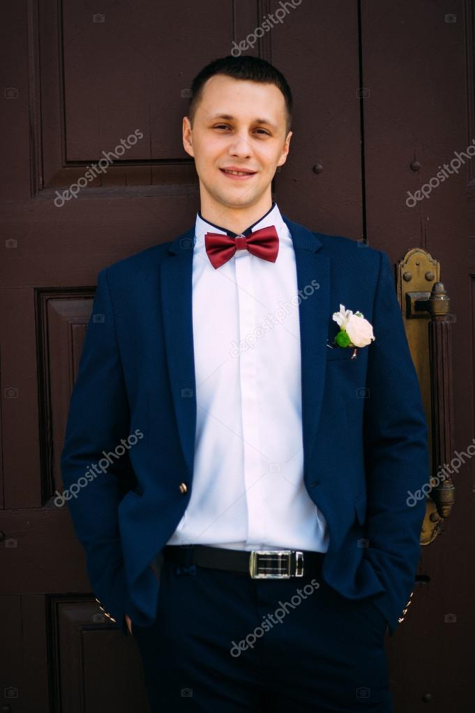 Traje azul con pajarita Novio con traje azul y pajarita