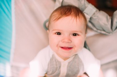 Renkli çocuk parkı içinde kapalı oynayan sevimli küçük oğlu. Güzel çocuk kreş eğleniyor.