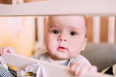 Neşeli şirin bir bebek beşik evde portresi yakın çekim