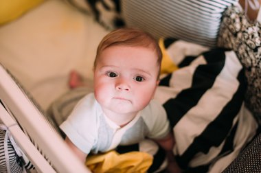Neşeli şirin bir bebek beşik evde portresi yakın çekim
