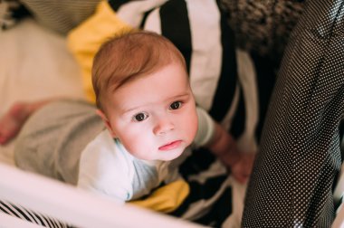 Neşeli şirin bir bebek beşik evde portresi yakın çekim