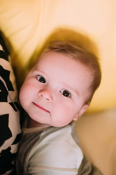 在家里的床开朗可爱的小宝宝的特写肖像 — 图库照片