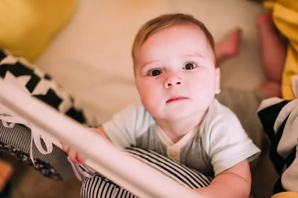 Neşeli şirin bir bebek beşik evde portresi yakın çekim — Stok fotoğraf