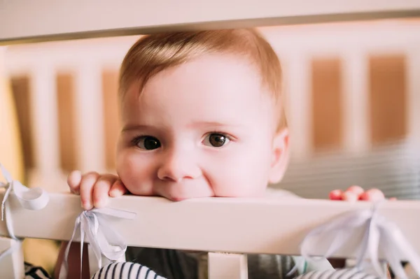 Neşeli şirin bir bebek beşik evde portresi yakın çekim — Stok fotoğraf