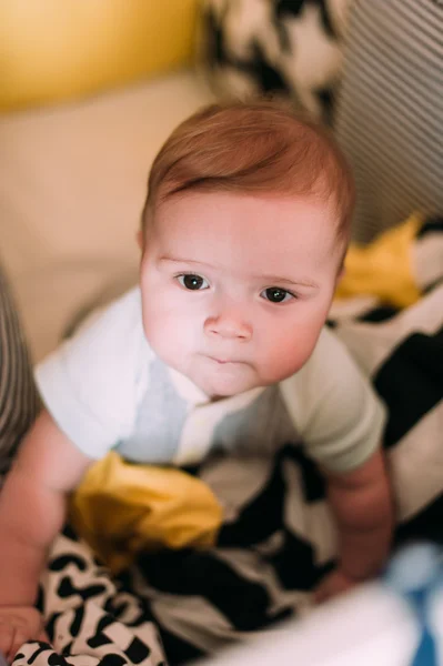 Close-up portret van een vrolijke, schattige baby in de wieg thuis — Stockfoto