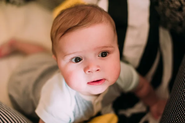 Neşeli şirin bir bebek beşik evde portresi yakın çekim — Stok fotoğraf