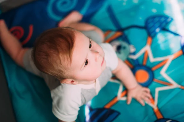 귀여운 작은 아기 소년 다채로운 놀이, 실내에서 재생. 아름 다운 자녀 보육에 재미. — 스톡 사진