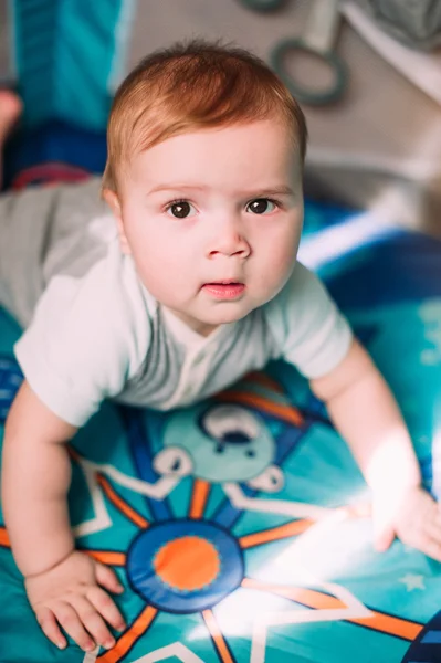 Милий маленький хлопчик грає в барвистий плей-оф, в приміщенні. Красива дитина розважається в розпліднику . — стокове фото