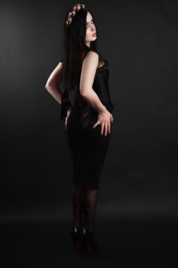 Genç brunnete kadın portresi