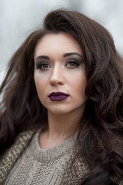 Bahar country tarzında. Beyaz örgü kazak ve kürklü şapka ayakta house, giyen kazak rahat yakınındaki bahçedeki rustik ahşap duvar önünde genç kadın portresi tam uzunlukta.