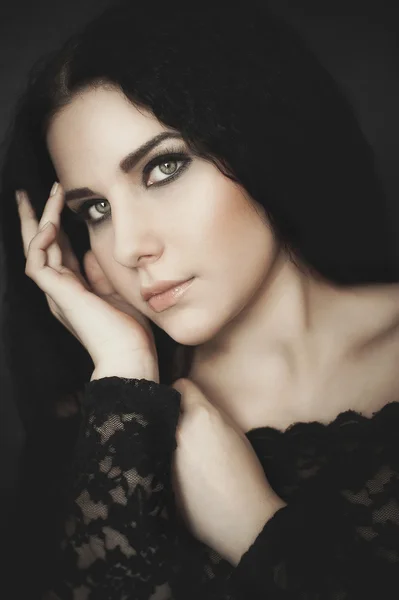 Porträt eines jungen Mädchens im gotischen Spitzenkleid mit schwarzer Halskette — Stockfoto