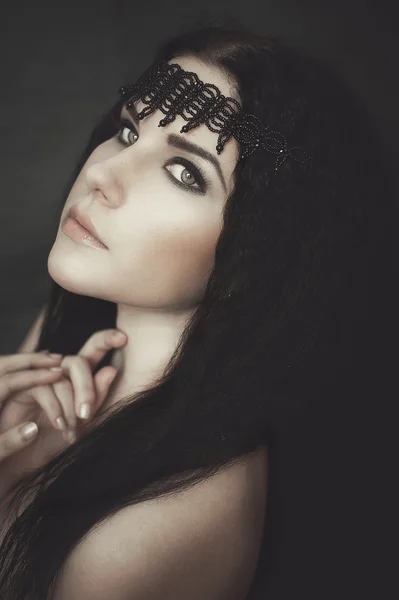 Портрет молодой девушки в готическом кружевном платье с черным ожерельем — стоковое фото
