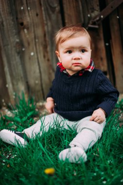 yeşil çimen, 9months, ahşap arka plan üzerinde oturan güzel bebek çocuk