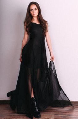 Siyah gece elbisesi içinde poz zarif esmer kadın. Stüdyo vurdu