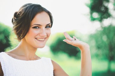 güzel gelin kadın portre gelin buketi içinde poz ile