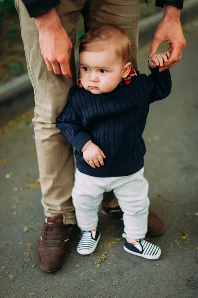 Menino bonito ficar segurando a mão do pai, 9 meses — Fotografia de Stock