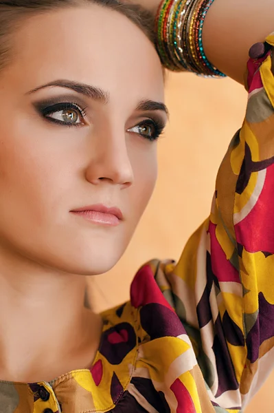 Retrato de bonito linda alegre jovem mulher em camisa brilhante em — Fotografia de Stock