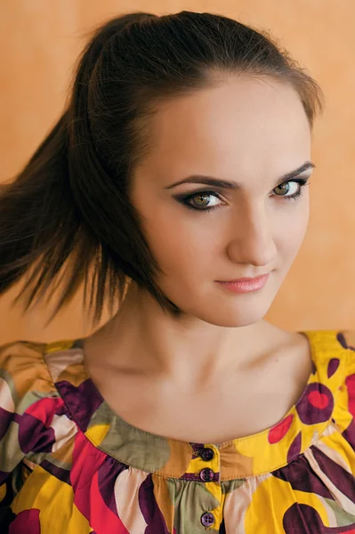 Портрет милої милої веселої молодої жінки в яскравій сорочці на — стокове фото