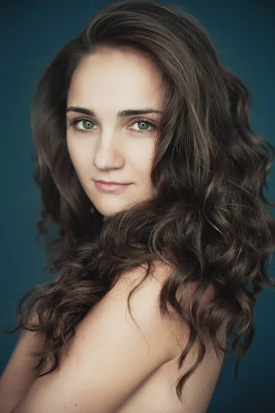 Mulher bonita com olhos grandes e cabelo encaracolado sorrindo. Beau... — Fotografia de Stock