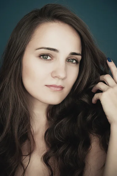 Mulher bonita com olhos grandes e cabelo encaracolado sorrindo. Beau... — Fotografia de Stock