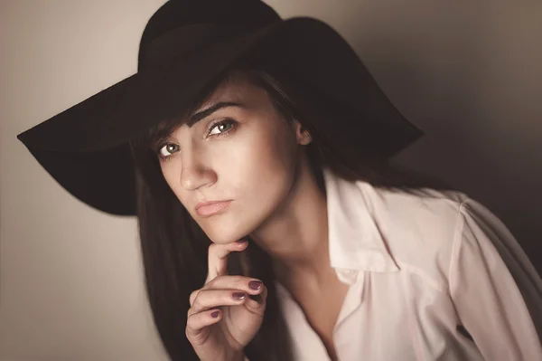 Foto de moda de bela senhora em chapéu preto elegante e branco s — Fotografia de Stock