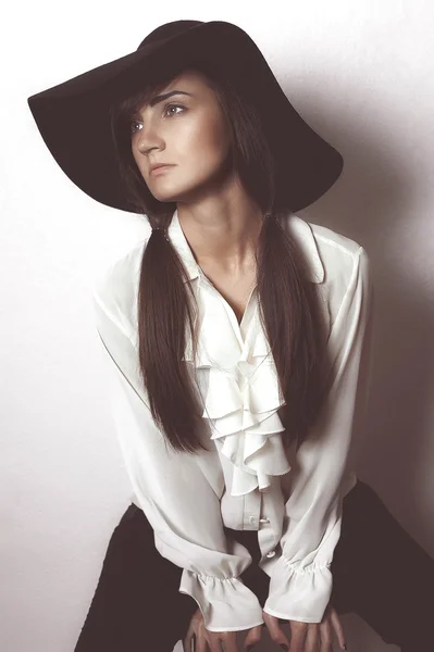 Mody zdjęcie pięknej pani w elegancki kapelusz czarny i biały s — Zdjęcie stockowe