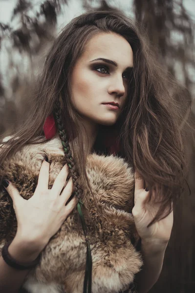 Retrato artístico de jovem mulher bonita em estilo indiano com — Fotografia de Stock