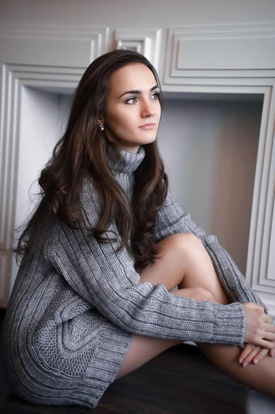 Young beautiful brunette woman  wearing knitted cardigan sitting — Stock Photo, Image