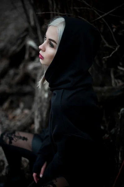 Tiro de uma mulher gótica em uma floresta . — Fotografia de Stock