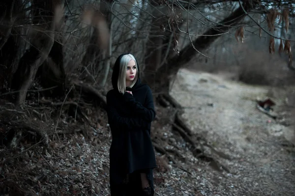 जंगलात एक गॉथिक स्त्री शॉट . — स्टॉक फोटो, इमेज