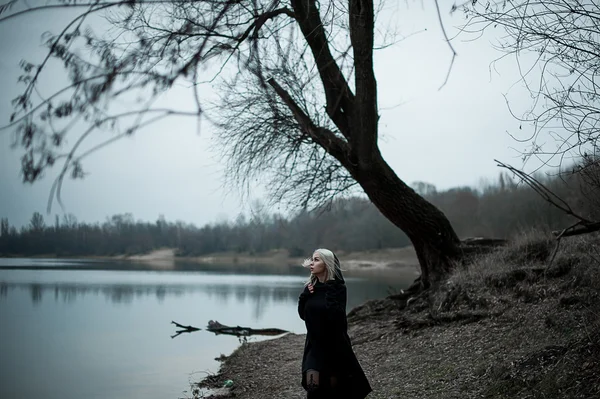 Aufnahme einer gotischen Frau in einem Wald. — Stockfoto