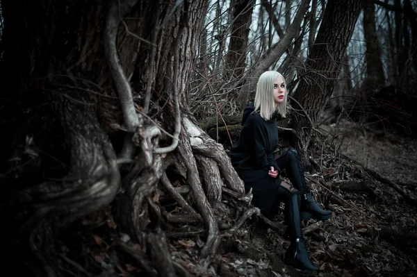 Schot van een gotische vrouw in een forest. — Stockfoto