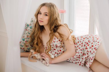 Sabah erkenden, yaklaşan günü hakkında düşünme pencerenin kenarında oturan kadın