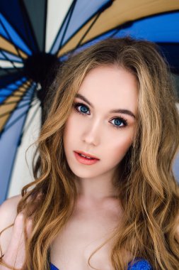 Zarif mavi külot ve sutyen güzel seksi Bayan. Moda portre modelinin kapalı. Bir şemsiye tutan güzellik sarışın kadın. Yüzünü kapat. Düzeltisiz atış